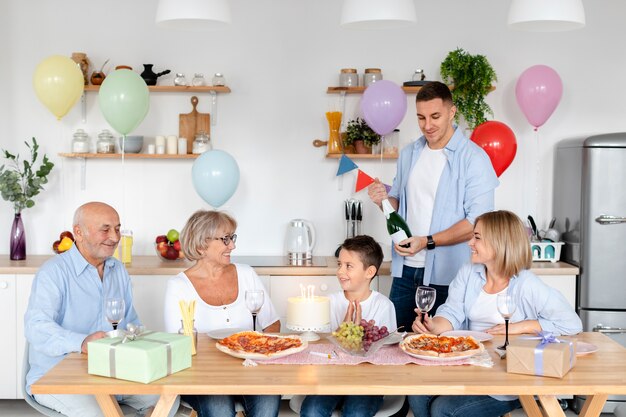 Piękne przyjęcie urodzinowe dla seniorów