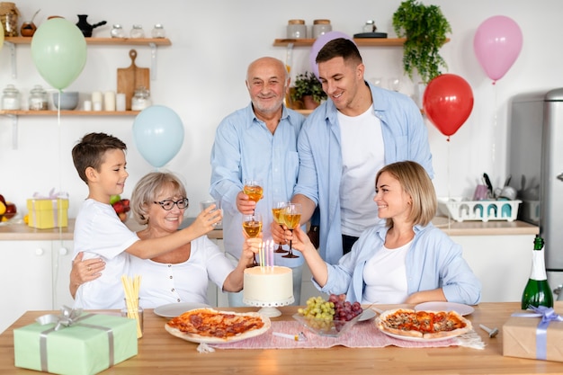 Piękne przyjęcie urodzinowe dla seniorów