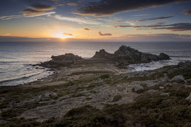 Piękne ruiny Castro de Barona na wybrzeżu Galicji w Hiszpanii o zachodzie słońca
