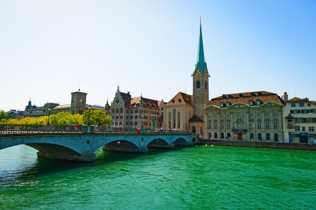 Piękne stare miasto Limmat River w Zurychu w Szwajcarii. Historyczne centrum Zurychu z widokiem na rzekę i most.