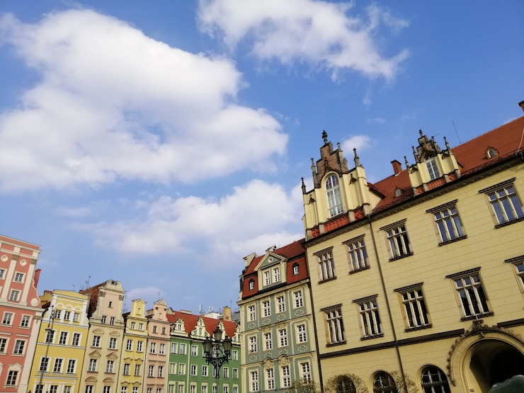 Bezpłatny plik Zdjęcie piękne ujęcie białego budynku na rynku głównym we wrocławiu