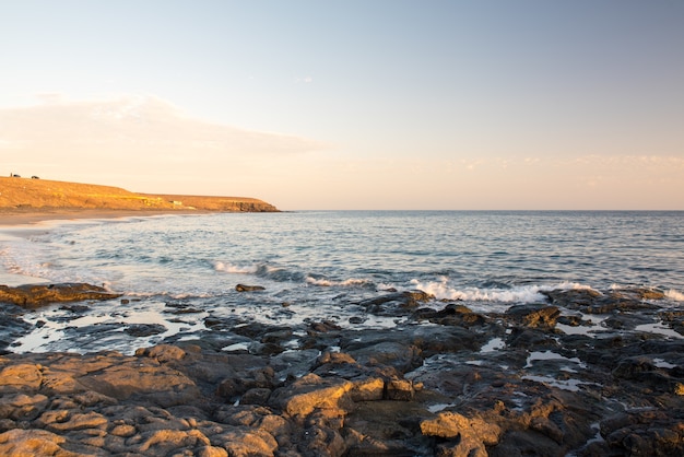 Piękne ujęcie brzegu na południu wyspy Fuerteventura, Wyspy Kanaryjskie, Hiszpania