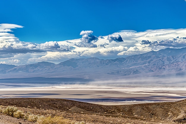 Piękne ujęcie Death Valley w Kalifornii, USA pod zachmurzonym błękitnym niebem