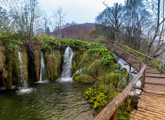 Piękne ujęcie drewnianego mostu Parku Narodowego Jezior Plitwickich w Chorwacji