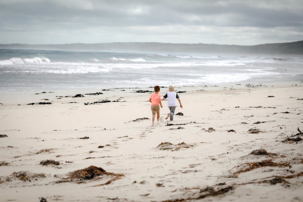 Piękne ujęcie dzieci bawiących się na plaży