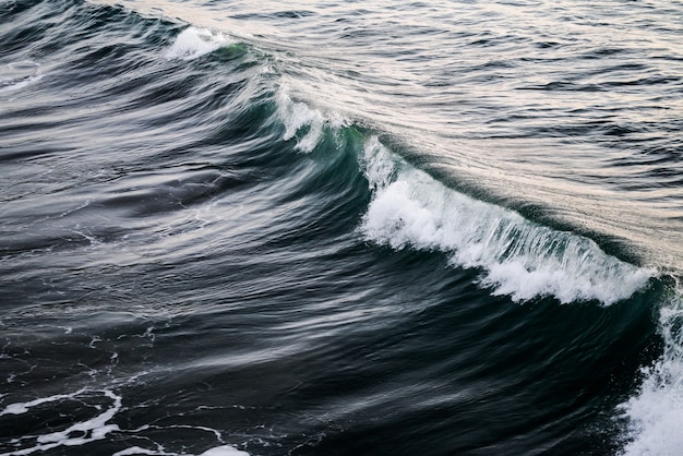 Piękne ujęcie fali na oceanie