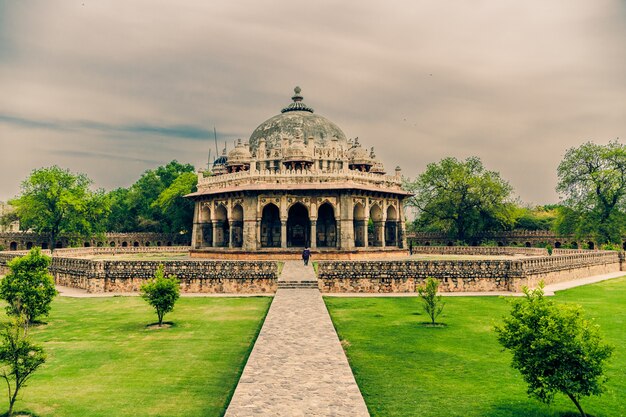 Piękne ujęcie grobu Isa Chana w Delhi w Indiach pod zachmurzonym niebem