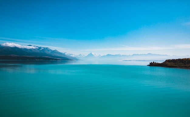 Piękne ujęcie jeziora Pukaki i Mount Cook w Nowej Zelandii