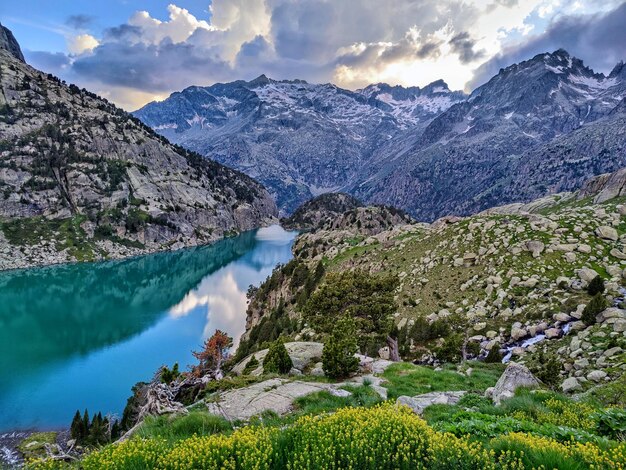 Piękne ujęcie jeziora w Parku Narodowym Aiguestortes i Estany w Sant Maurici w Hiszpanii