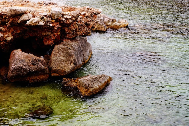 Piękne ujęcie kamienistej plaży podczas słonecznej pogody