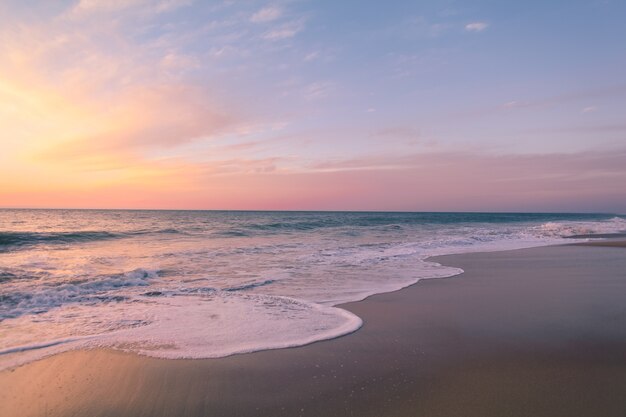 Piękne ujęcie kolorowe zachód słońca na plaży