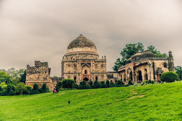 Piękne ujęcie Lodhi Garden w Delhi w Indiach pod zachmurzonym niebem