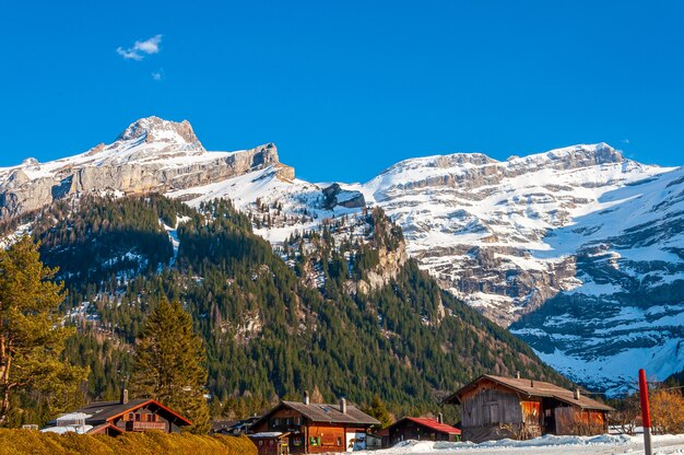 Piękne ujęcie lodowca Diablerets pod błękitnym niebem w Szwajcarii