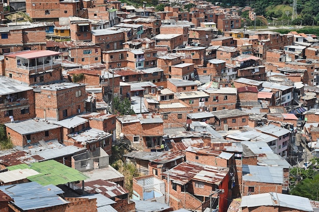 Piękne ujęcie lotnicze budynków w slumsach Comuna 13 w Medellin, Kolumbia