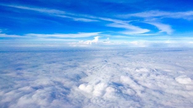 Piękne ujęcie lotnicze zapierających dech w piersiach chmur i niesamowitego błękitnego nieba powyżej