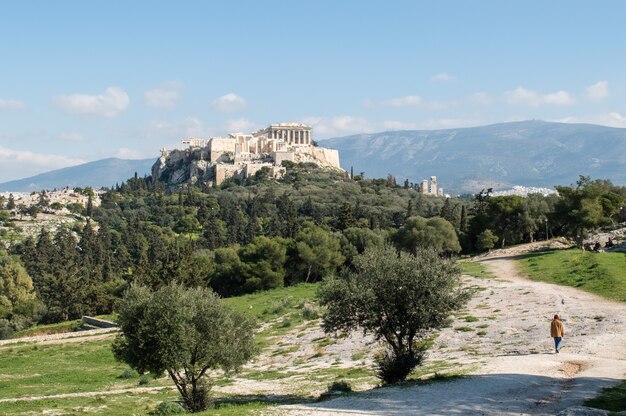 Piękne ujęcie monumentalnego wzgórza Filopappou w Atenach w ciągu dnia