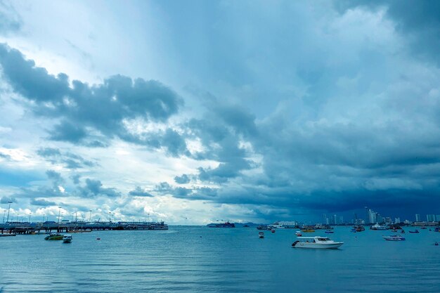 Piękne ujęcie morza z łodzi pod błękitne niebo pochmurne