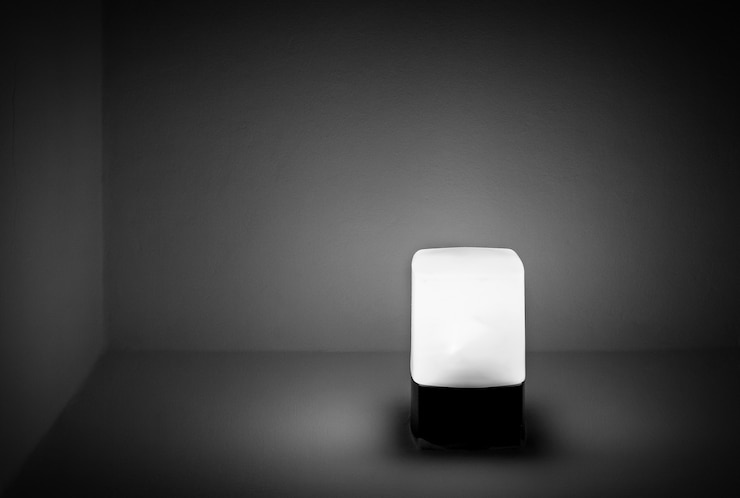 Bezpłatny plik Zdjęcie piękne ujęcie nowoczesnej świecącej lampy