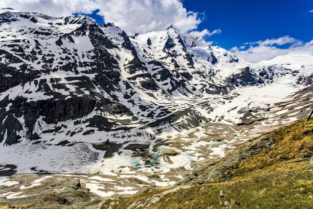 Piękne ujęcie ośnieżonych Alp Austriackich z drogi Grossglockner High Alpine