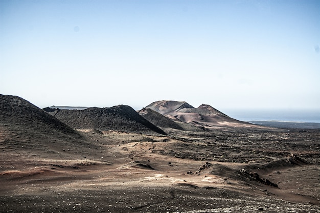 Piękne ujęcie Parku Narodowego Timanfaya znajdującego się na Lanzarote w Hiszpanii