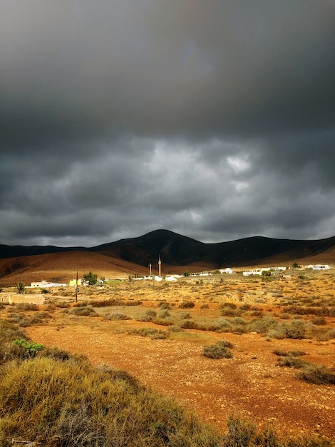 Piękne ujęcie piaszczystych suchych terenów przed burzą w Parku Naturalnym Corralejo w Hiszpanii