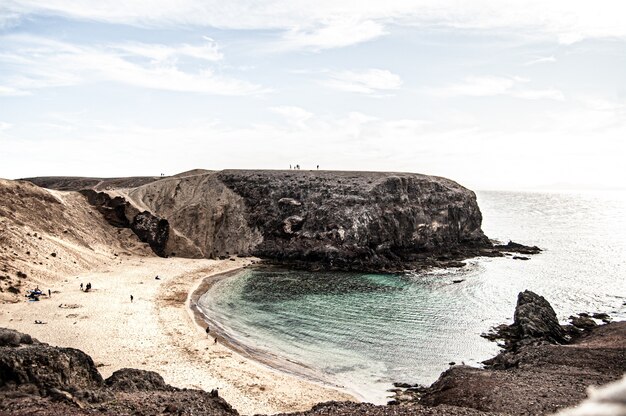 Piękne ujęcie Playa de la Cera na Lanzarote. Hiszpania w ciągu dnia