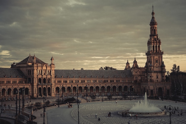 Piękne ujęcie Plaza de Espana w Sewilli w Hiszpanii