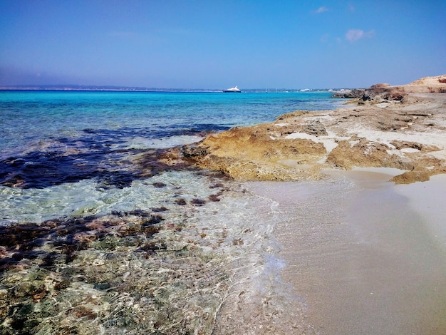 Piękne ujęcie plaży na Formenterze w Hiszpanii