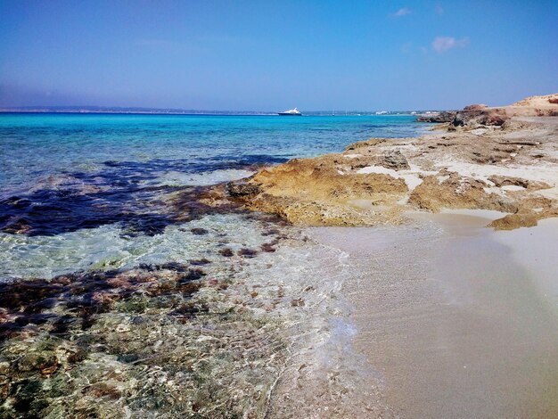 Piękne ujęcie plaży na Formenterze w Hiszpanii