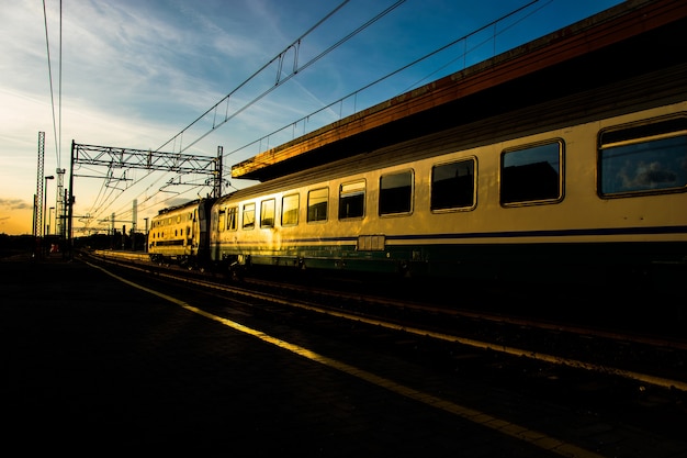 Piękne ujęcie pociągu w ruchu na stacji kolejowej