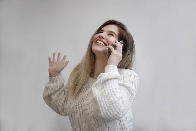 Piękne Ujęcie Podekscytowanej Kobiety Podczas Rozmowy Z Jej Telefonu