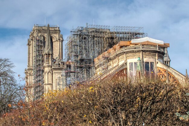 Piękne ujęcie renowacji wieży Notre-Dame de Paris po pożarze w Paryżu we Francji