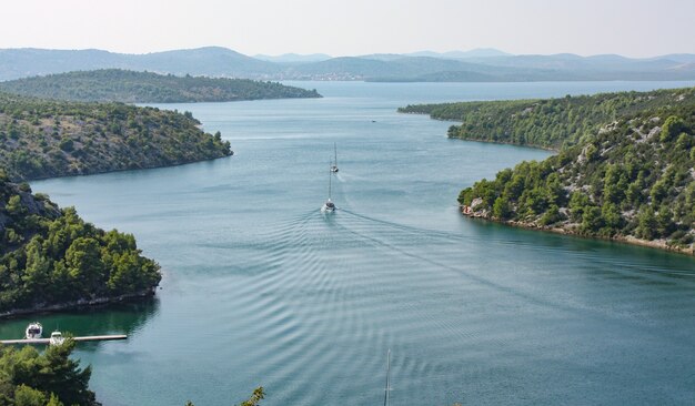 Piękne ujęcie rzeki w Parku Narodowym Krka Lozovac w Chorwacji