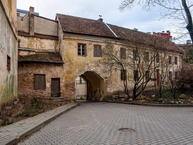 Piękne ujęcie starego budynku z metalowymi bramami jesienią