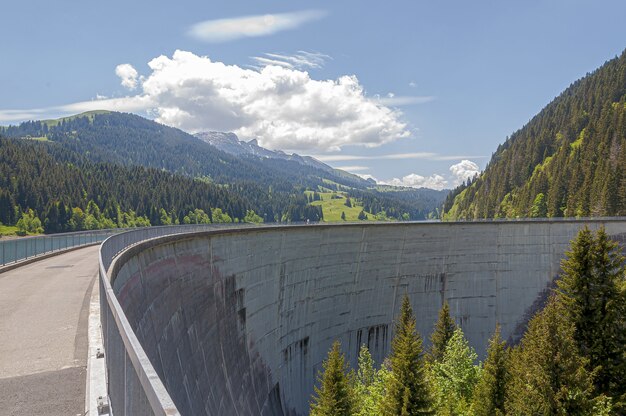 Piękne ujęcie tamy Lac de l'Hongrin z górami pod bezchmurnym niebem