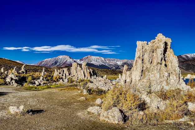 Piękne ujęcie Tufa Towers w Mono Lake Tufa State Natural Reserve w Kalifornii