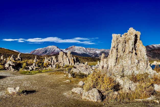 Piękne ujęcie Tufa Towers w Mono Lake Tufa State Natural Reserve w Kalifornii