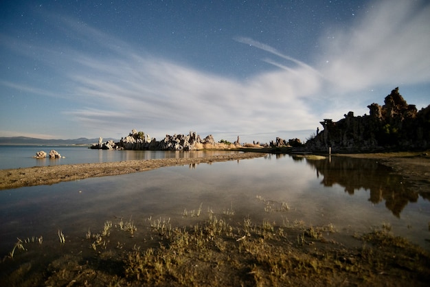 Piękne ujęcie Tufa Towers w Mono Lake Tufa State Natural Reserve w Kalifornii