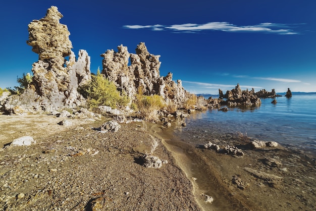 Piękne ujęcie Tufa Towers w Mono Lake Tufa State Natural Reserve w Kalifornii