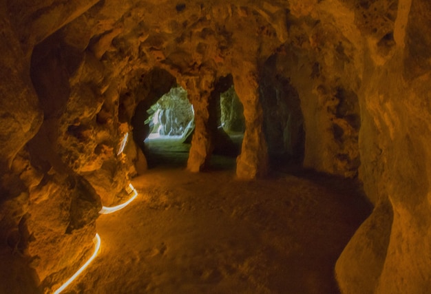 Piękne ujęcie wnętrza kamiennej jaskini w Sintrze w Portugalii