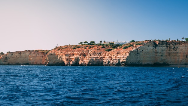 Piękne ujęcie wybrzeża Algarve w Portugalii