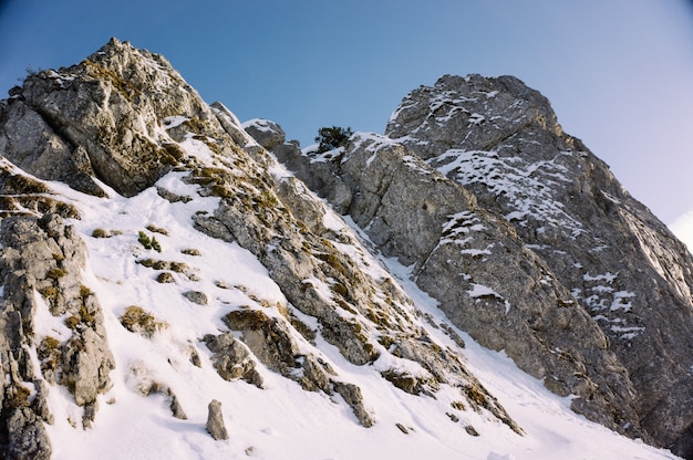 Piękne ujęcie wysokich gór skalistych pokrytych śniegiem