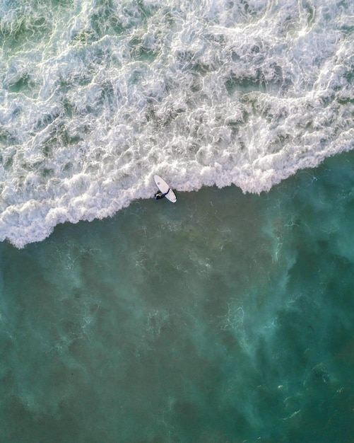 Piękne ujęcie z lotu ptaka fal oceanu z góry z lotu ptaka - idealna tapeta