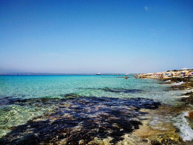 Piękne ujęcie z plaży na Formenterze w Hiszpanii