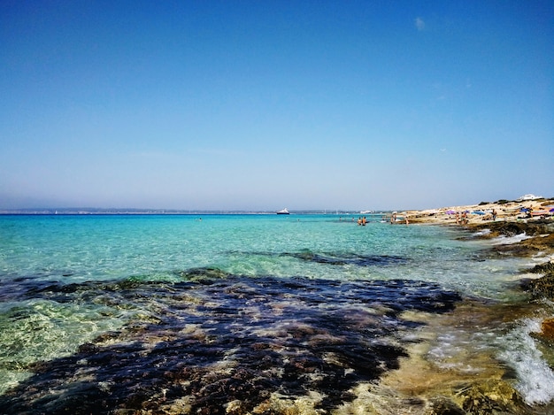 Piękne ujęcie z plaży na Formenterze w Hiszpanii