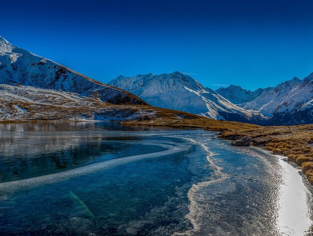 Piękne ujęcie zamarzniętego jeziora w górach