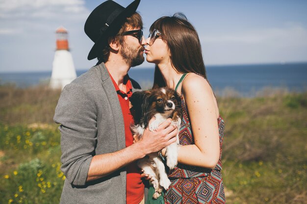 Piękne uśmiechnięte młode stylowe hipster para zakochanych spacery z psem na wsi