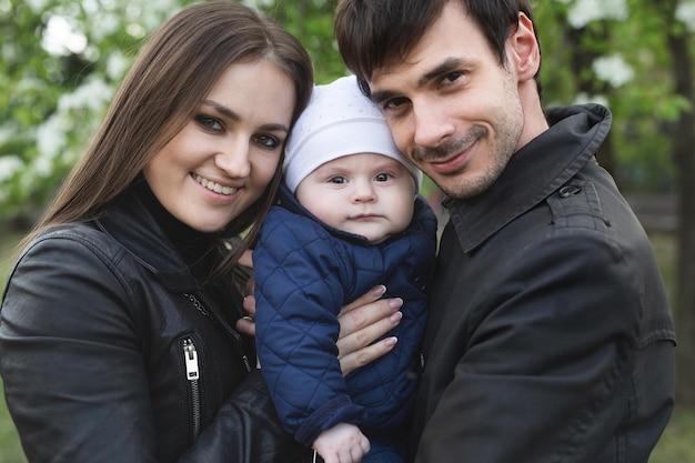 Piękne uśmiechnięte twarze ludzi szczęśliwa młoda rodzina składająca się z trzech osób