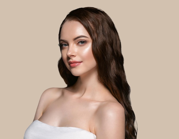 Piękne włosy skóra portret kobiety naturalny makijaż długie kręcone włosy. kolor tła brązowy