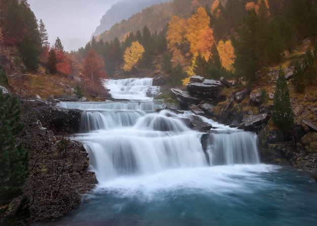 Piękne wodospady w Parku Narodowym Ordesa y Monte Perdido w Huesca w Hiszpanii